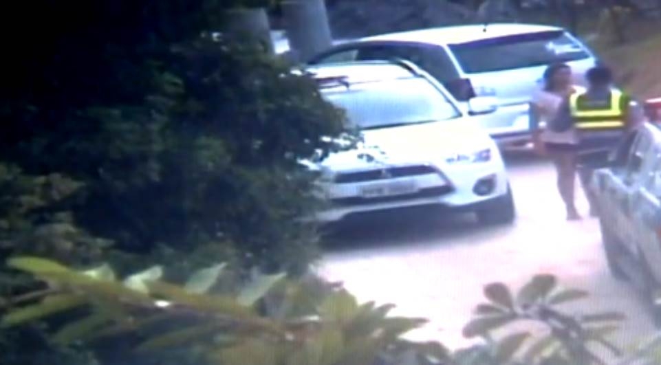 Bancária é presa em flagrante fazendo sexo oral em menino dentro de carro