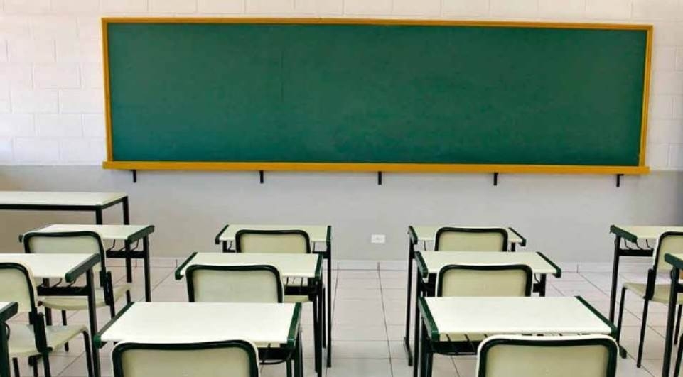 61% das escolas municipais não formaram professores para aulas online diz estudo