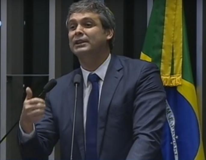 “Michel Temer parece um presidente acovardado”, diz Lindberg Farias