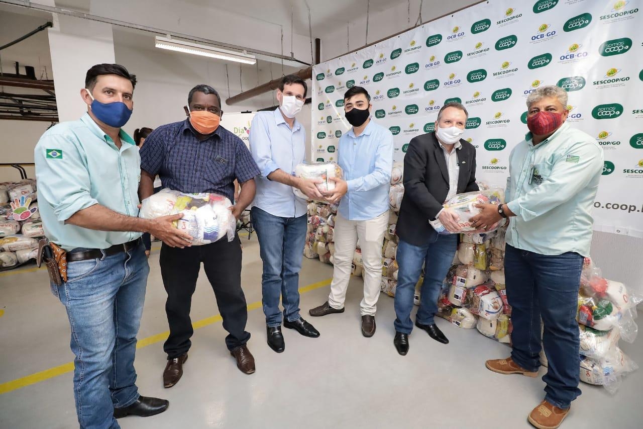 Lissauer e OCB entregam cestas básicas a cooperativas do transporte escolar
