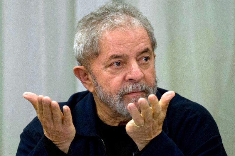 Lula está proibido de sair do país