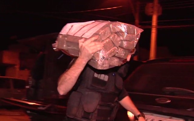 Mãe que seguia orientações do filho para traficar é presa com 300 kg de maconha em Aparecida