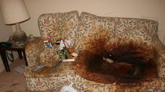 Filha é presa por deixar mãe morrer coberta de fezes e urina