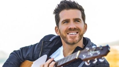 Cantor sertanejo revela que vive com bala alojada na cabeça: ‘Se tirar, fico cego ou surdo’