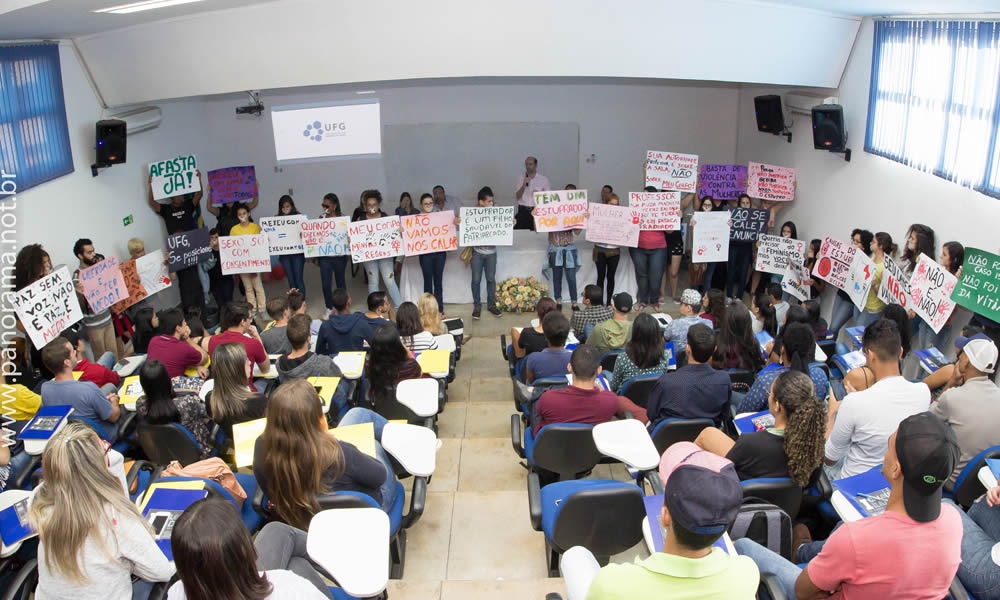 Alunos protestam por suposto estupro de estudante