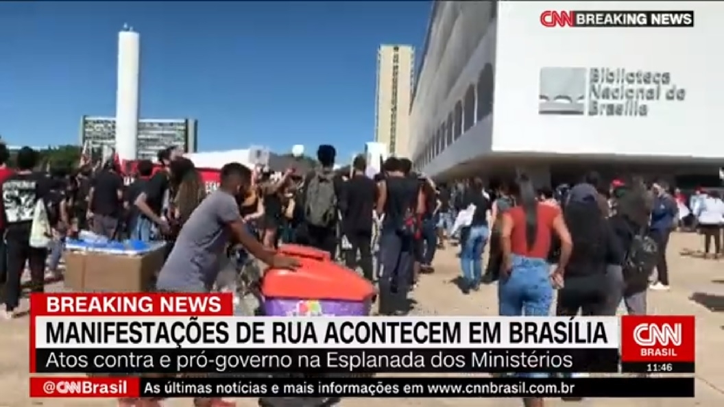 Manifestantes ocupam Esplanada dos Ministérios em marcha contra e pró Bolsonaro