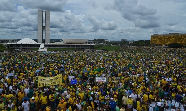 Manifestantes fazem ato em defesa de instituições públicas de pesquisa