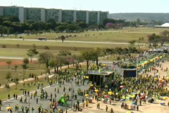 PM do DF usa spray de pimenta para conter bolsonaristas em Brasília