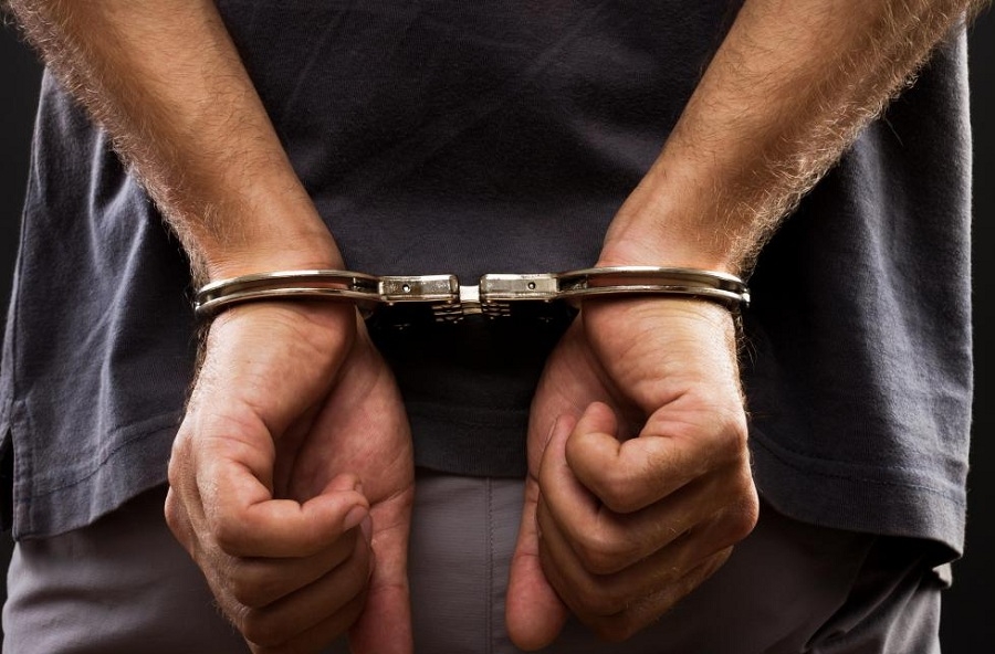 Jovem é preso suspeito de estuprar a mãe na frente da irmã de 11 anos