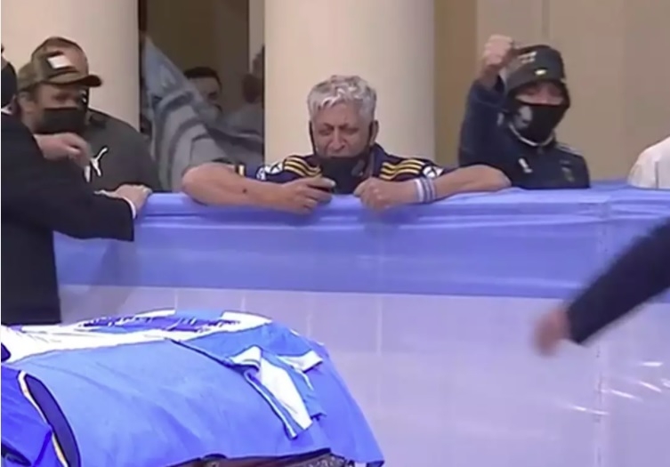 Com expectativa de 1 milhão de pessoas, velório de Maradona começa na Casa Rosada