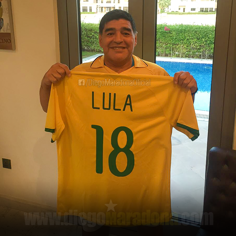 Diego Maradona presta apoio a Lula