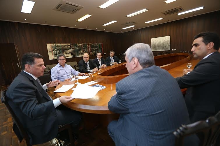 Marconi e empresários discutem vinda de fabricante de aeronaves para Goiás