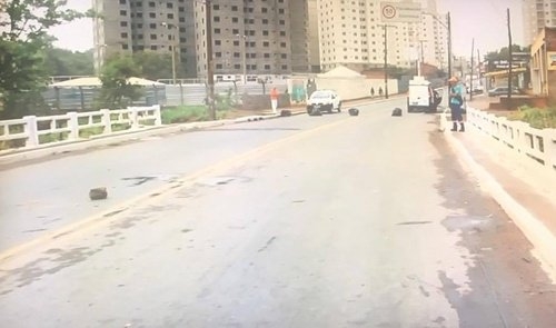 Professora sofre múltiplas fraturas após cair de moto em desnível em ponte de Goiânia