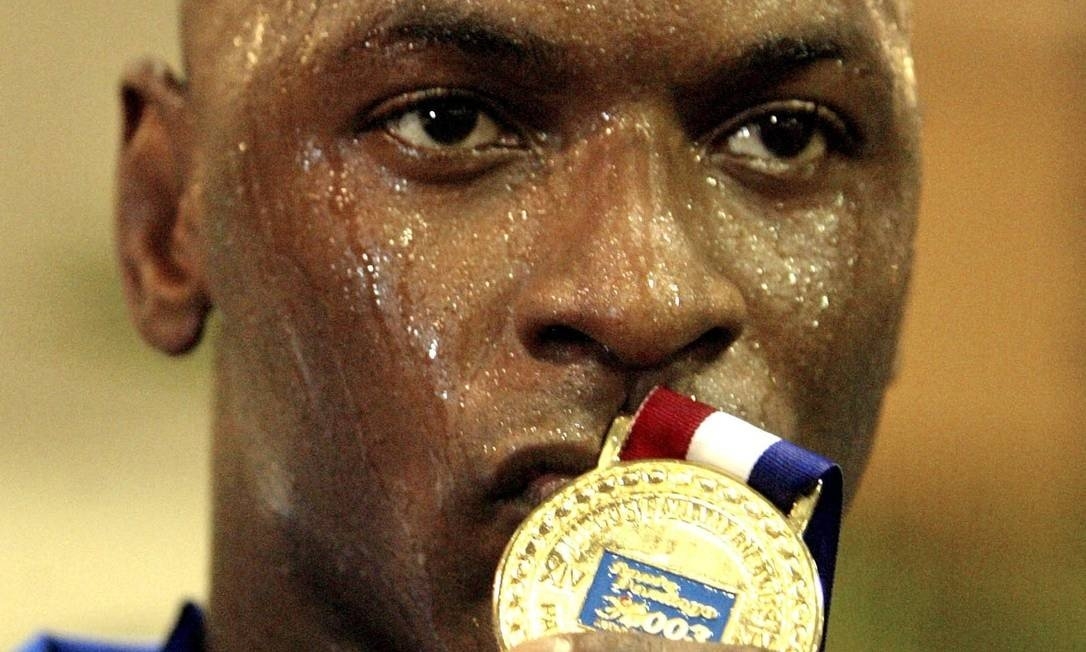 Ex-judoca olímpico morre baleado por colega PM