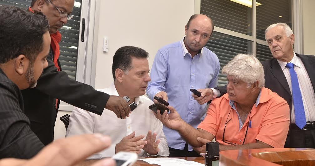 “Temos que saber driblar a crise,  como Pelé”, diz  Marconi a rádios