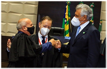 “Precisamos de homens de conteúdo moral para julgar”, diz Caiado em posse de novo desembargador