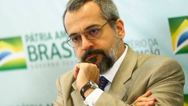 Weintraub diz que Governo acabará com concurso público para professores universitários