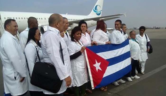 Governo regulamenta concessão de residência a médicos cubanos