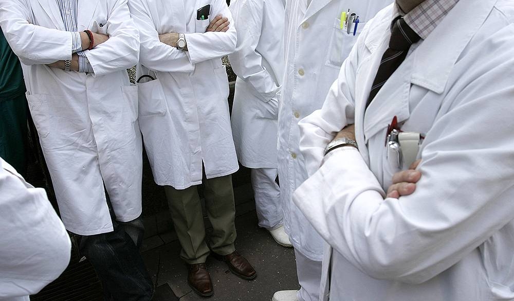 Suspeitos de aplicar golpe se passando por falsos médicos são presos em Goiás