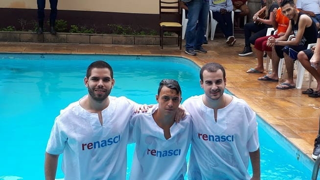 Adolescente que foi tatuado na testa depois de furto é batizado em igreja evangélica 