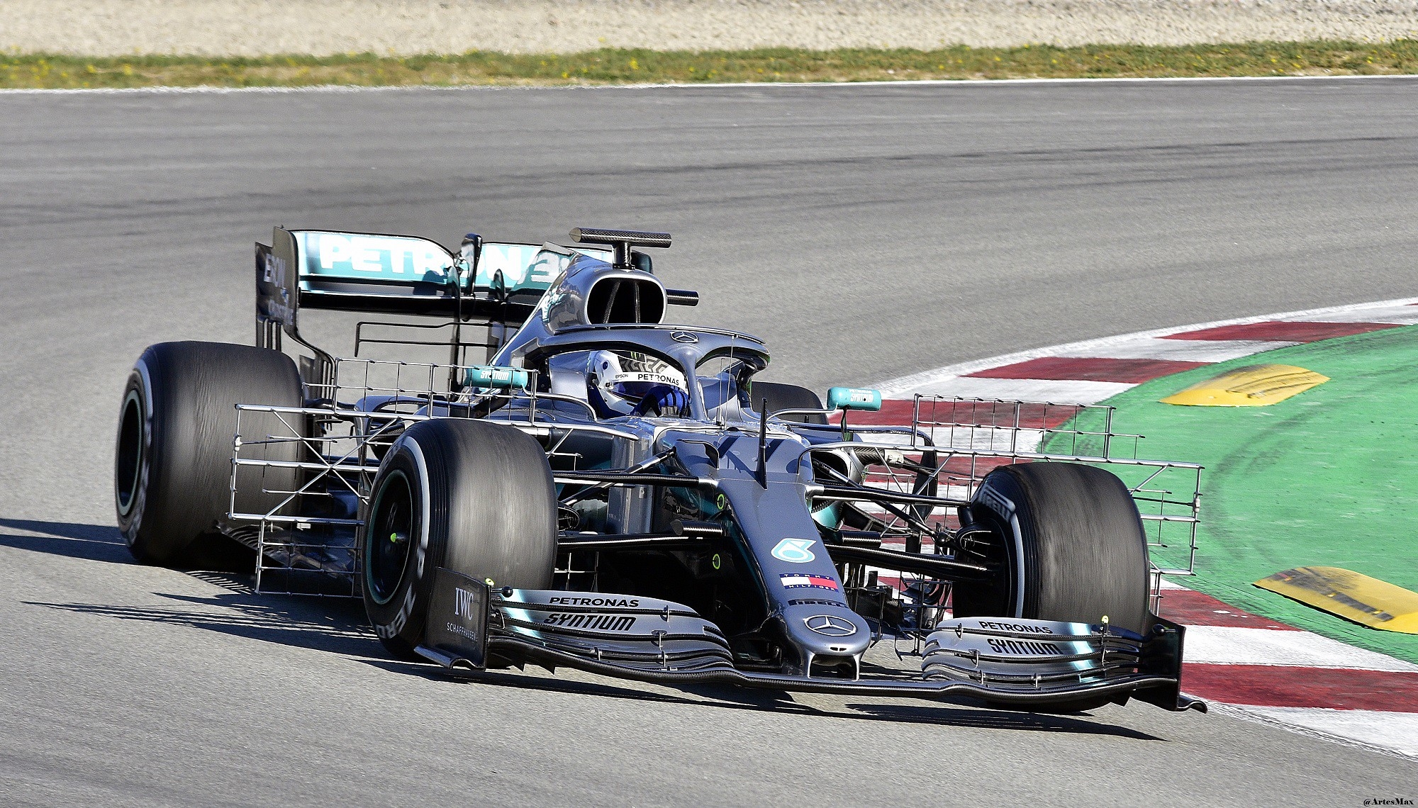 Com dobradinha da Mercedes, Hamilton lidera o 1º treino livre do GP do Bahrein