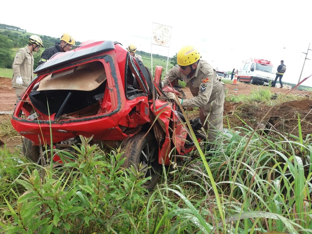 Condutor de veículo morre e 27 passageiros de micro-ônibus ficam feridos em acidente na BR-414