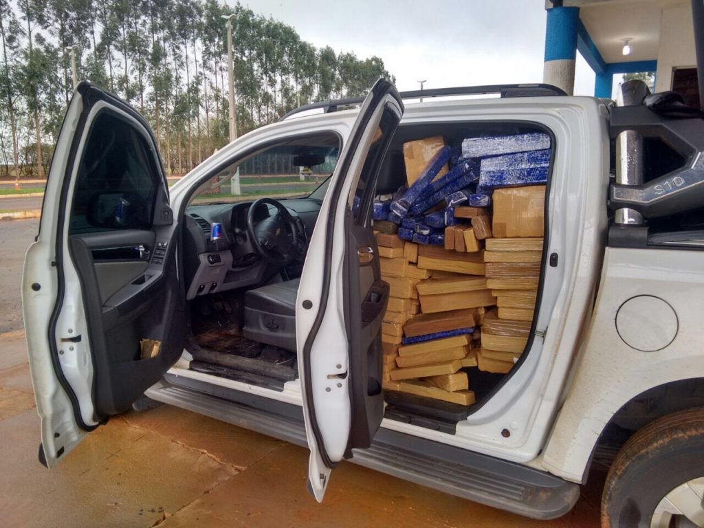 Dois homens são presos suspeitos de transportar 1 tonelada de drogas