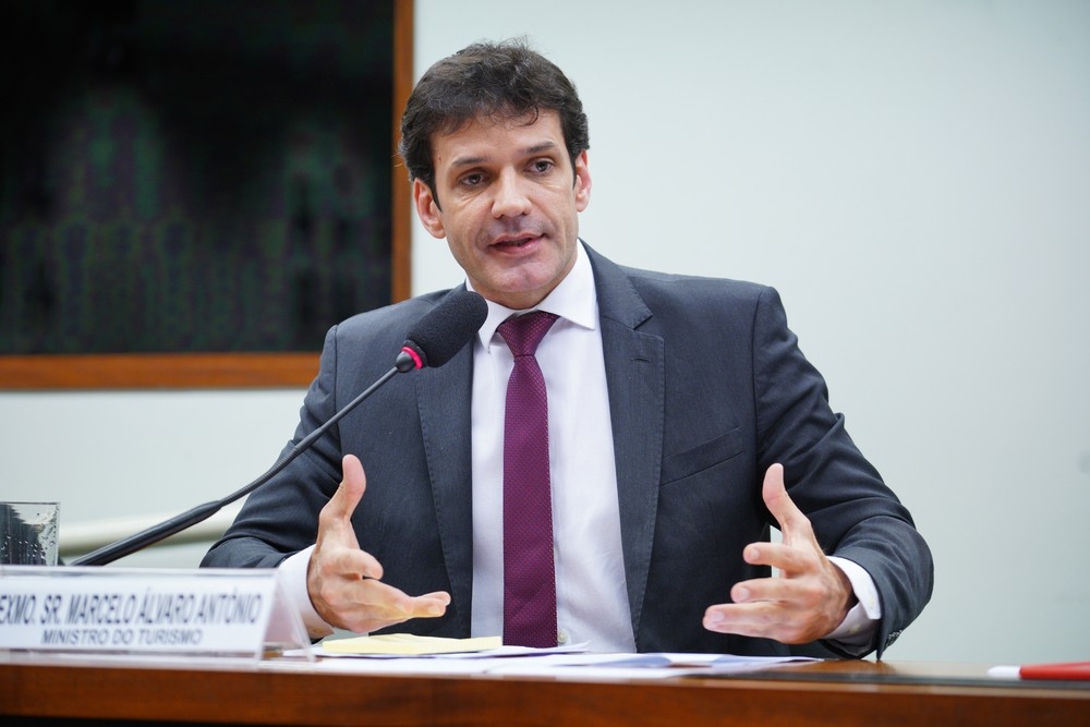 Ministro do Turismo é diagnosticado com Covid-19