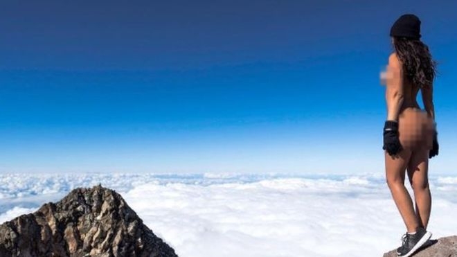 Modelo cria polêmica ao tirar foto nua em montanha sagrada
