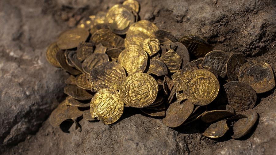 Moedas de ouro com mais de mil anos são encontradas por jovem