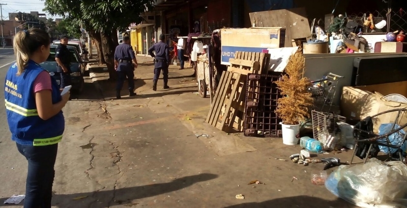 Morador de rua é detido por acumular lixo em calçada 