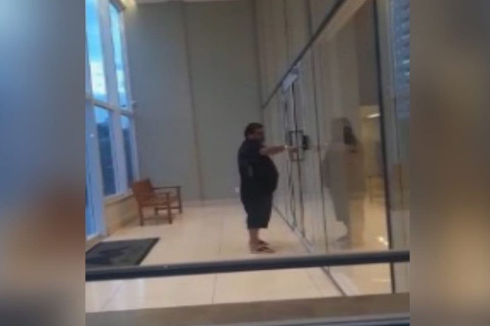 Moradores dizem que homem que chamou mulher de macaca, teria defecado no elevador