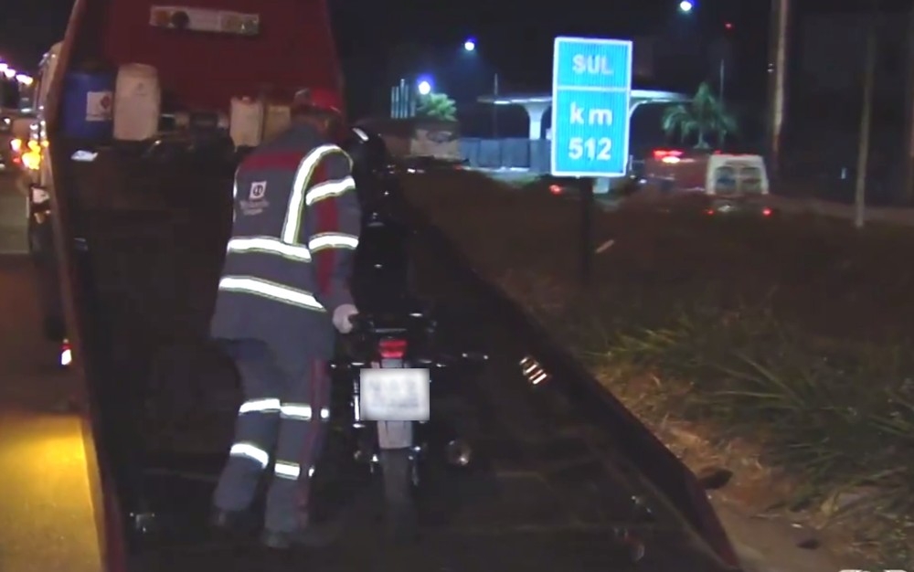 Motociclista morre após ser atingido por galão que caiu de caminhão na BR-153, em Aparecida de Goiânia