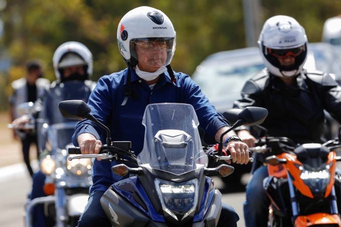 Bolsonaro participa de motociata com apoiadores em Porto Alegre
