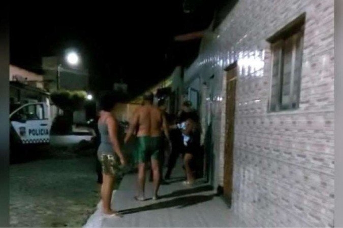 PM bate em mulher com bebê no colo, enquanto atendia ocorrência de violência doméstica