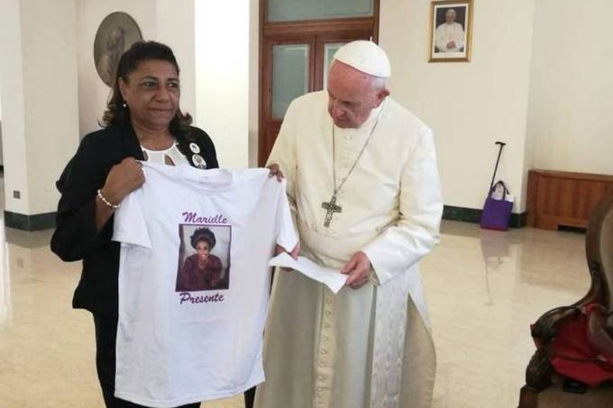Papa Francisco recebe mãe de Marielle Franco no Vaticano