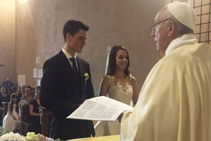 Papa Francisco celebra casamento de brasileira