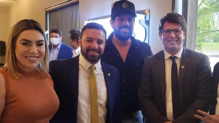 Após ser detonada, Naiara Azevedo explica almoço com Bolsonaro