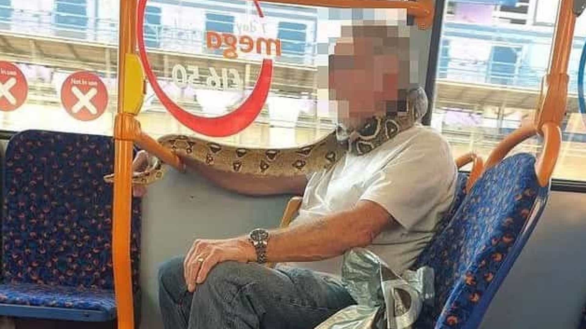 Homem usa cobra como máscara de proteção em ônibus