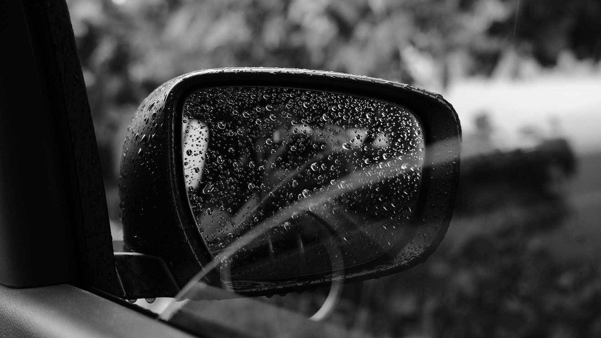 Pai ameaça e arrasta filho de sete anos pendurado na janela do carro