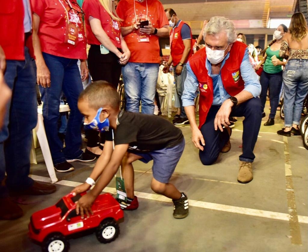 Governo de Goiás conclui entrega de meio milhão de brinquedos do Natal do Bem