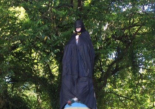 Imagem de Nossa Senhora da Conceição amanhece com máscara e capa de Batman