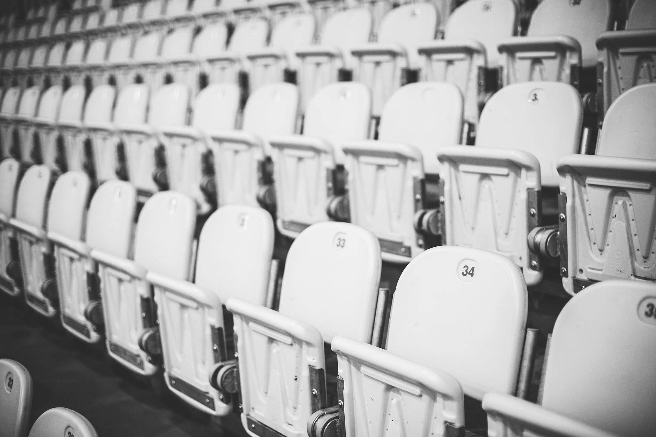 Volta da torcida aos estádios depende de vacina e tratamento da Covid