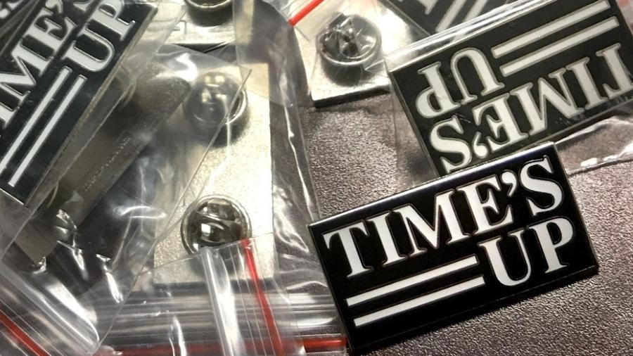 Oscar: Artistas usam broche Time’s Up, movimento contra o assédio sexual