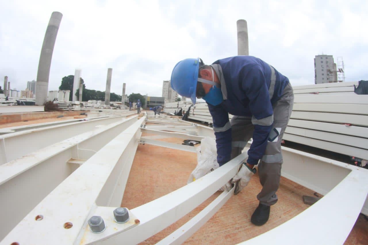 Prefeitura inicia montagem da estrutura metálica para içamento e cobertura do espaço no Terminal Isidória