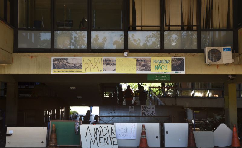 Após 19 dias de ocupação, estudantes deixam reitoria da UnB em Brasília