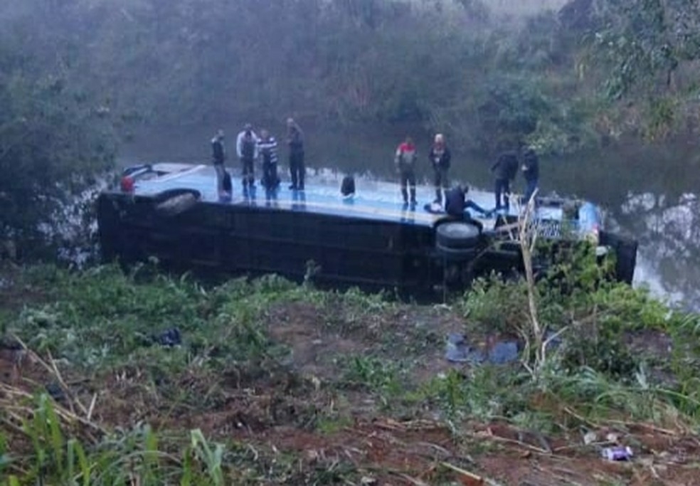 Ônibus tomba, cai em ribanceira e deixa 25 feridos na RJ-155, em Rio Claro