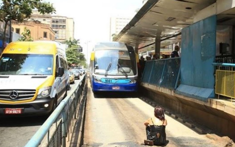 Ônibus invade rodoviária e quase atinge passageiros em Porangatu