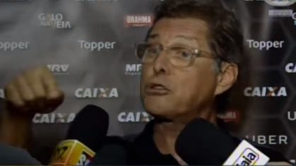 Enfurecido, treinador do Atlético-MG parte para cima de repórter
