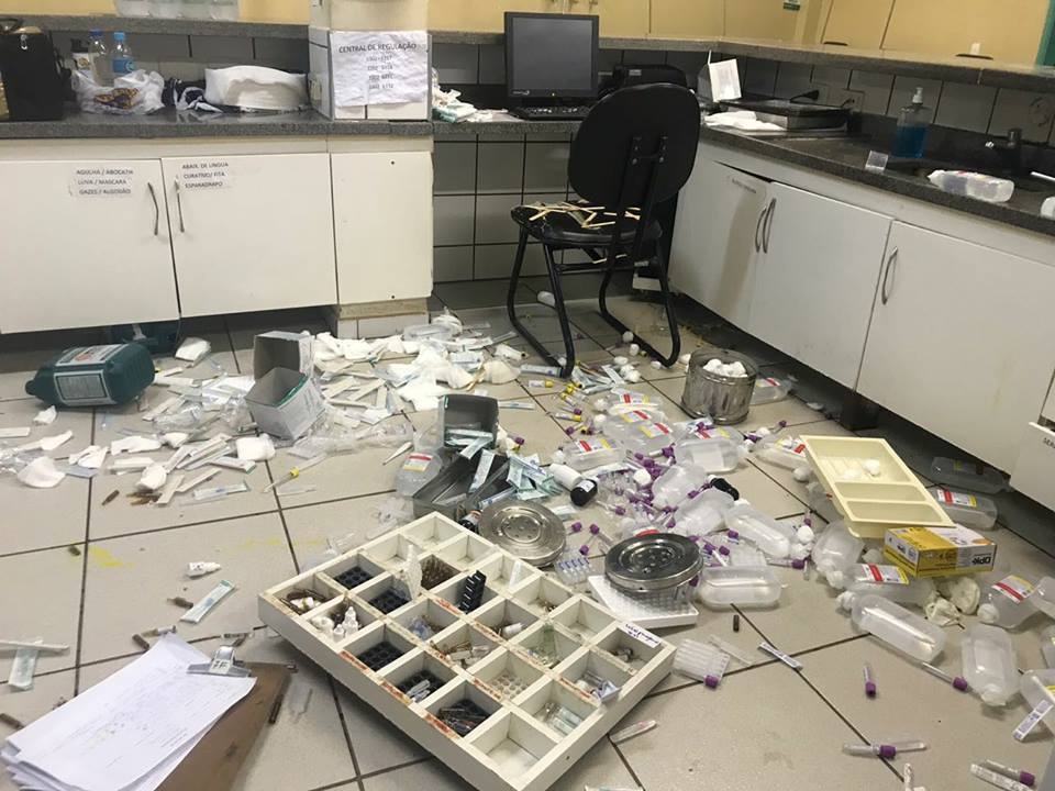 Paciente destrói sala de avaliação médica após 20 minutos de espera